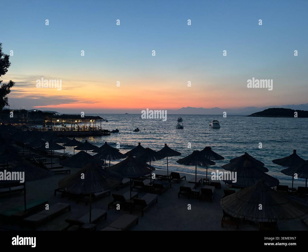 Sonnenuntergang über dem Ionischen Meer in einem Strandresort in Ksamil bei Sarandë an der albanischen Riviera, Albanien. Stockfoto