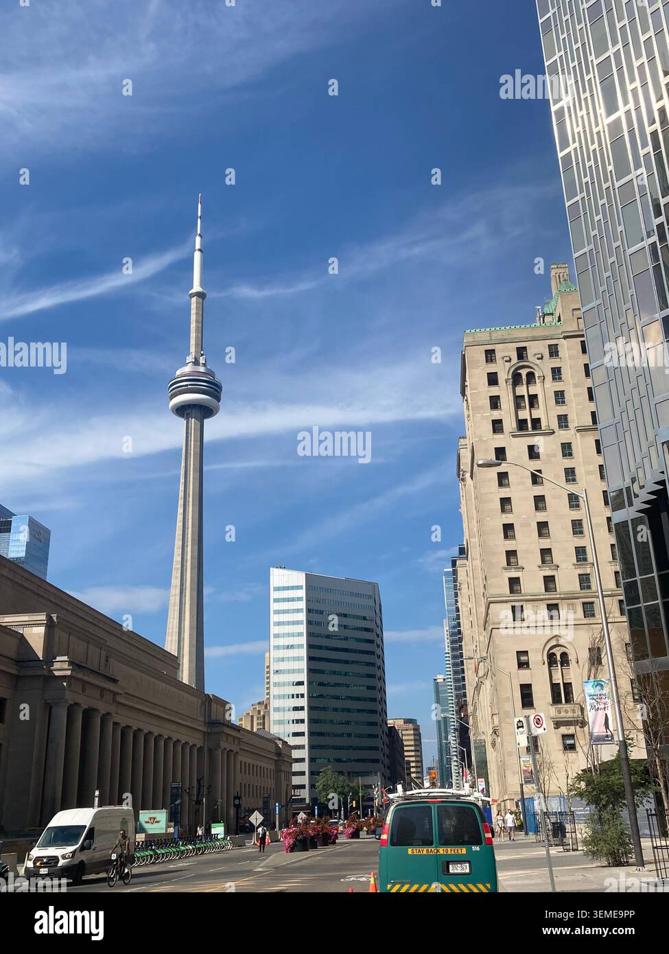 Straßenszene tagsüber in der Innenstadt von Toronto mit dem CN Tower im Hintergrund, Ontario, Kanada. - Smartphone-aufgenommenes Stockfoto