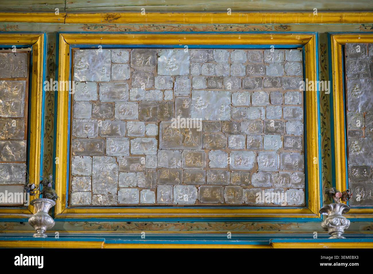 Eine Ausstellung von silbernen Votivgaben, Kirche unserer Lieben Frau von den Felsen, Bucht von Kotor, Montenegro Stockfoto