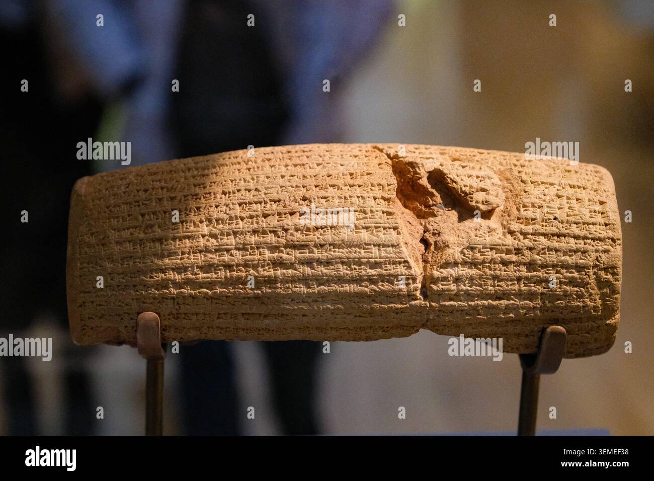 The Cyrus Cyrus Cyrus Cylinder, um 539 v. Chr., akkadische Keilschrift, British Museum, London, Januar 2025. Stockfoto