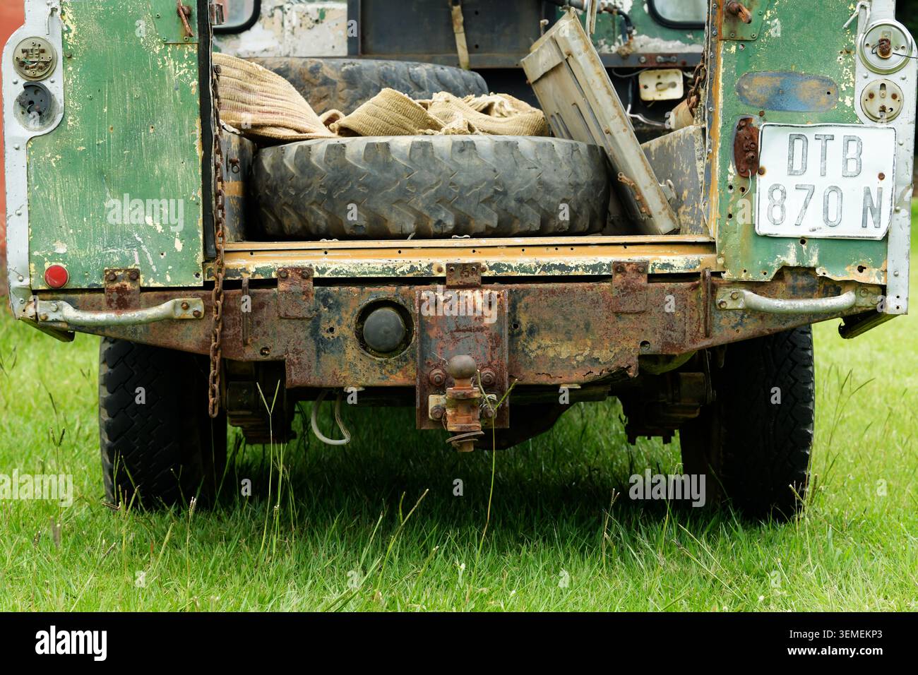 Landy Nostalgie, Oldtimer, verfallene Karosserie eines alten Land Rover Geländewagens, Kunstfotografie, verlassenes Auto, klassische britische Ingenieurskunst Stockfoto