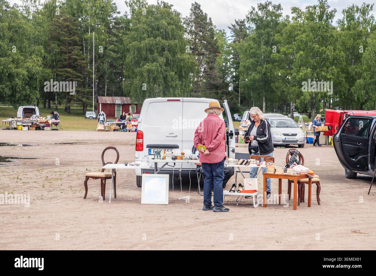Flohmarkt „Kofferverkauf“ auf dem Sandfeld in MalmkÃ¶Ping Stockfoto