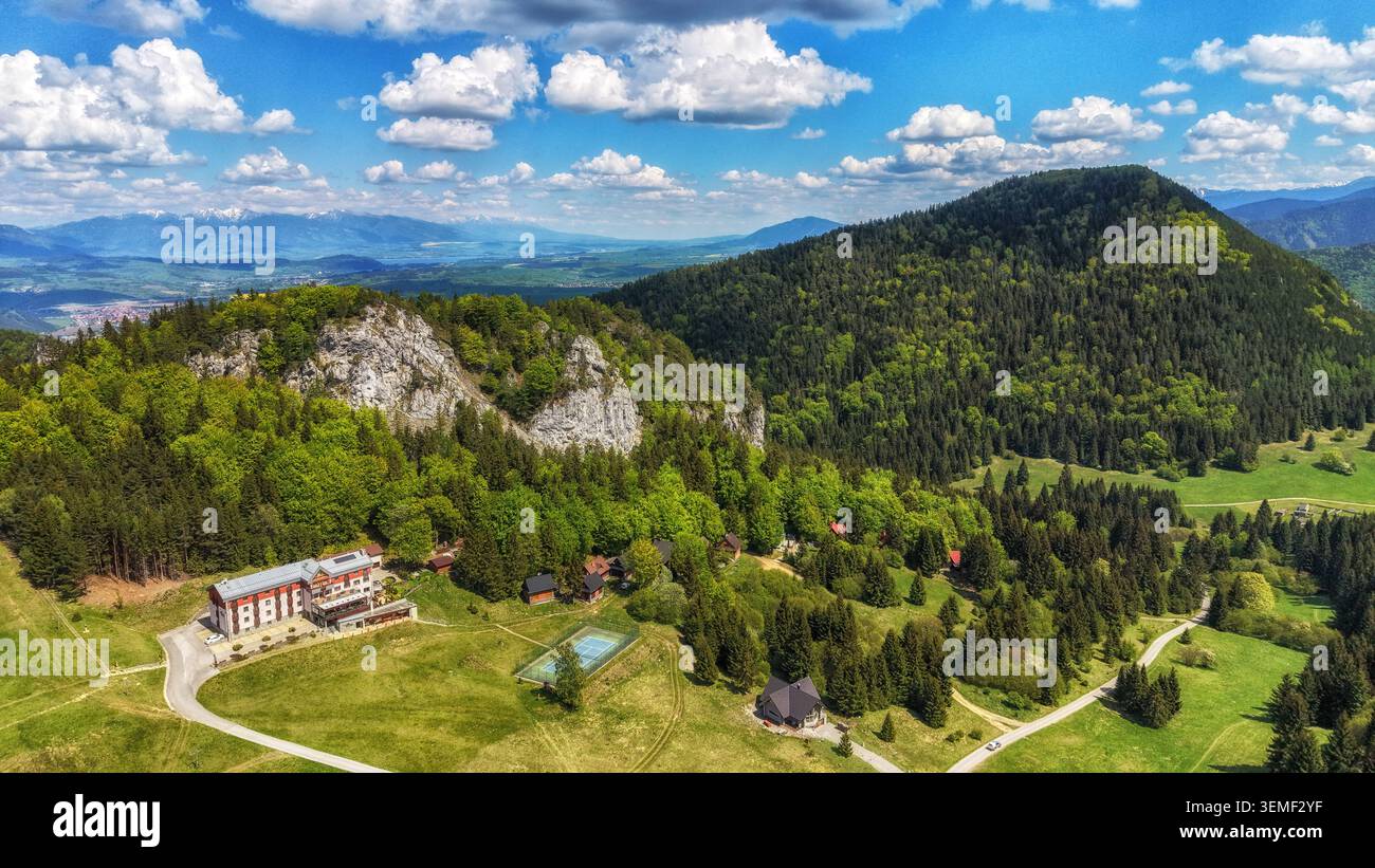 Breites Drohnenpanorama des Malino Brdo Bergresorts, der felsigen Klippen von Mnich und des bewaldeten Sidorovo Hügels, umgeben von der malerischen Landschaft des Li Stockfoto