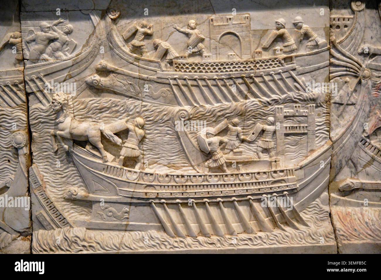 Frankreich, Paris, Arabisches Weltinstitut (IMA), Ausstellung das Geheimnis von Kleopatra, Relief wahrscheinlich die Seeschlacht von Actium, 31 v. Chr., Cordob Stockfoto