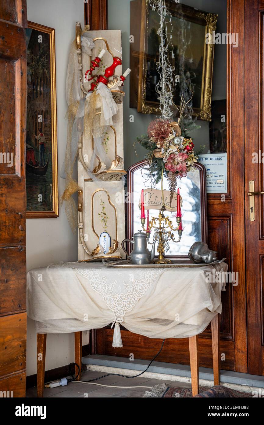 Malerisches Antiquitätengeschäft und Vintage-Geschäft im mittelalterlichen historischen Zentrum, Schaufensterausstellung mit Sammlerstücken, Gubbio, Umbrien, Italien Stockfoto