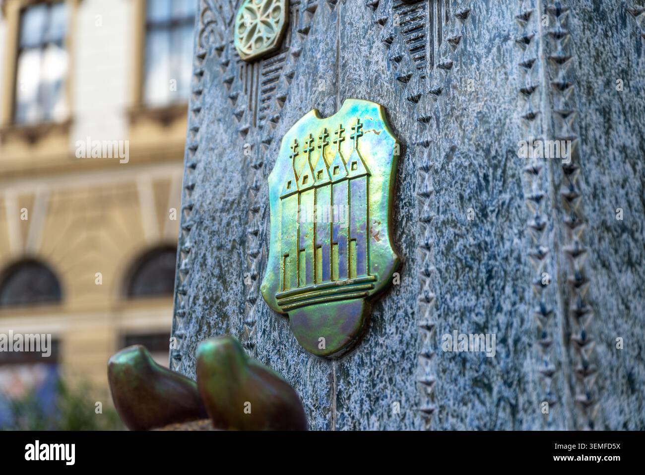 Pécs, Ungarn – 1. Mai 2026: Dekoratives Emblem am historischen Brunnen von Zsolnay im Zentrum von Pécs Stockfoto