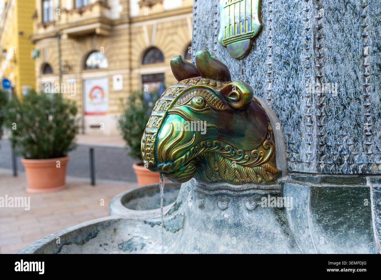 Pécs, Ungarn – 1. Mai 2026: Nahaufnahme eines dekorativen Brunnenauslaufs auf dem historischen Brunnen von Zsolnay Stockfoto