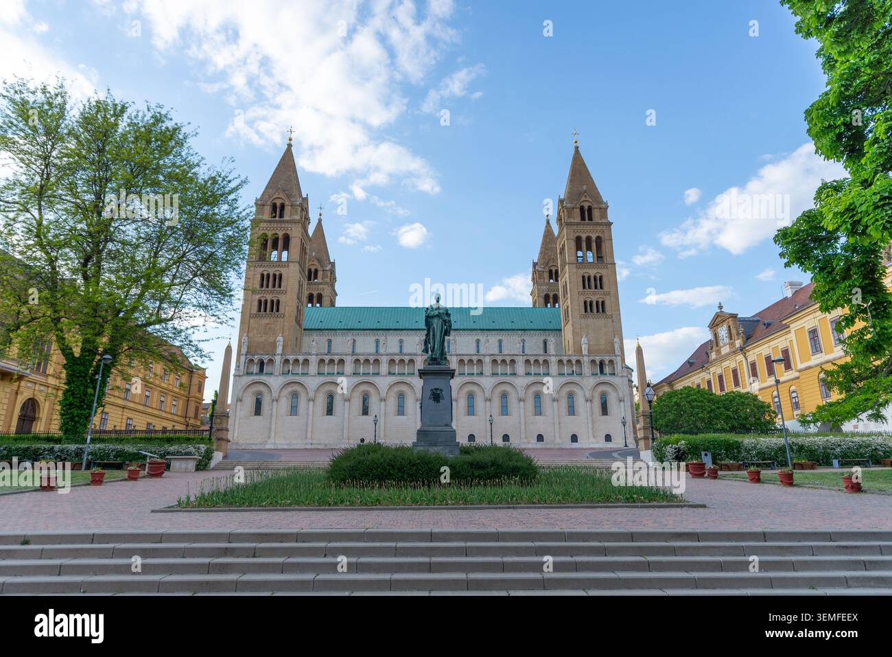 Pécs, Ungarn – 1. Mai 2026: Vorderansicht der Kathedrale von Pécs, einem Wahrzeichen der romanischen Kirche in Südungarn Stockfoto