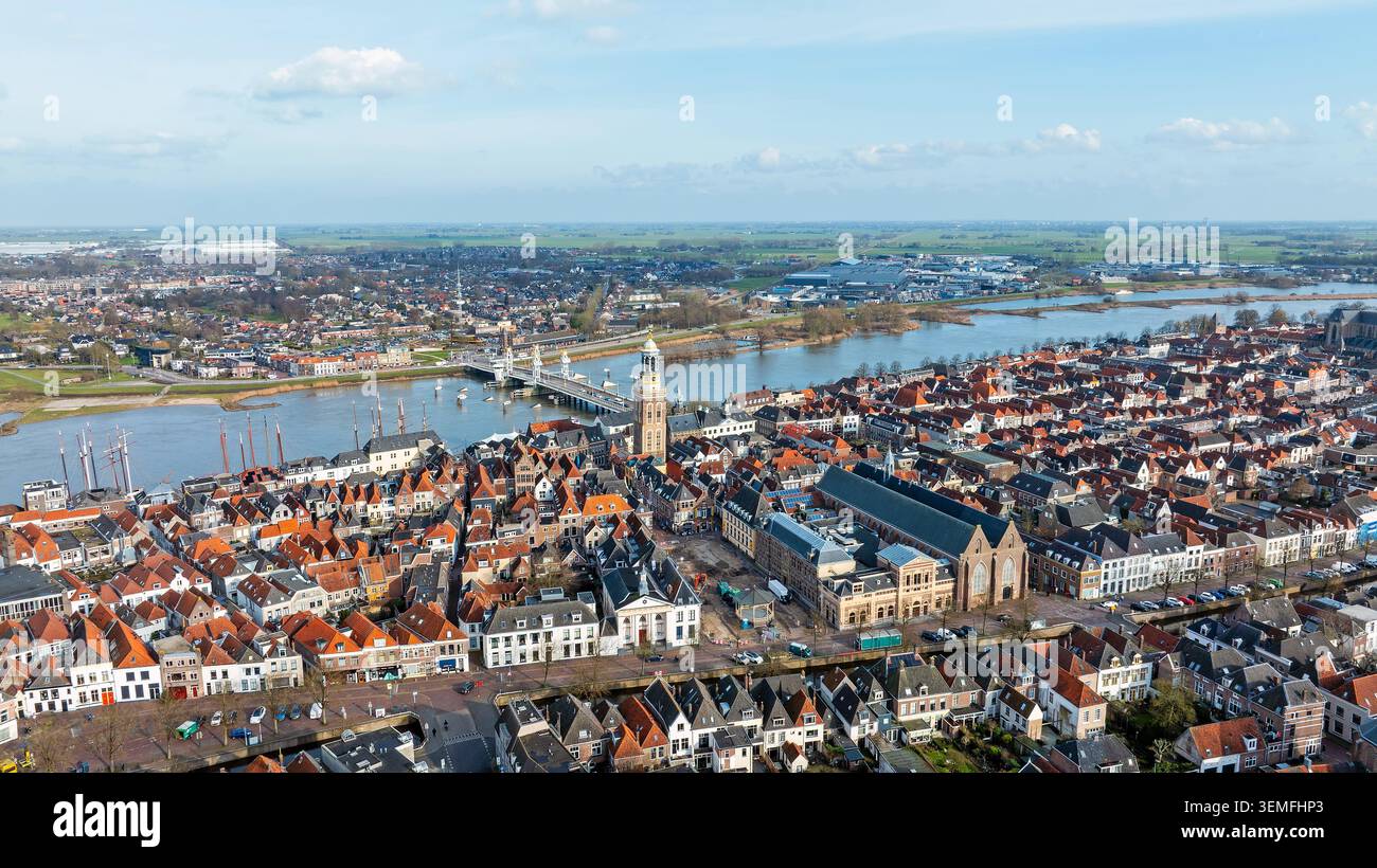 Historische europäische Flussstadt entlang der Uferpromenade Stockfoto