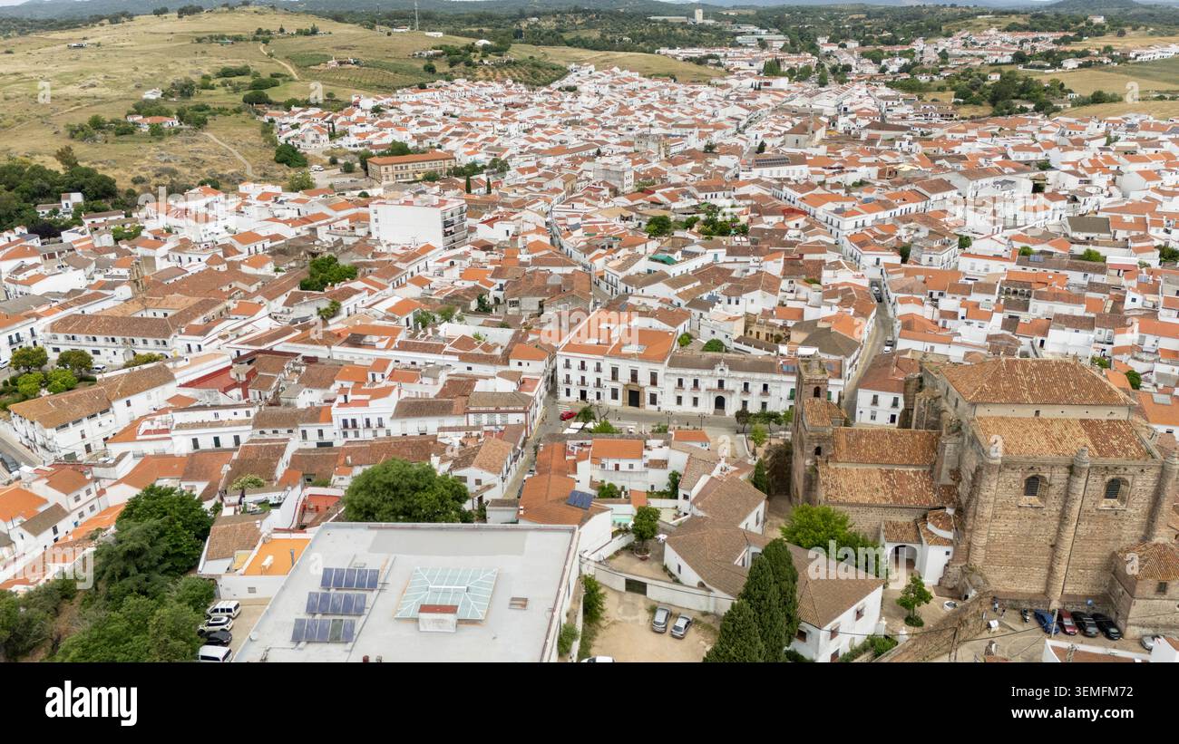 Cazalla de la Sierra, Spanien. Aus der Vogelperspektive zeigt die historische spanische Dorfarchitektur mit weißen Häusern, Terrakottadächern und einer zentralen Kirche Stockfoto