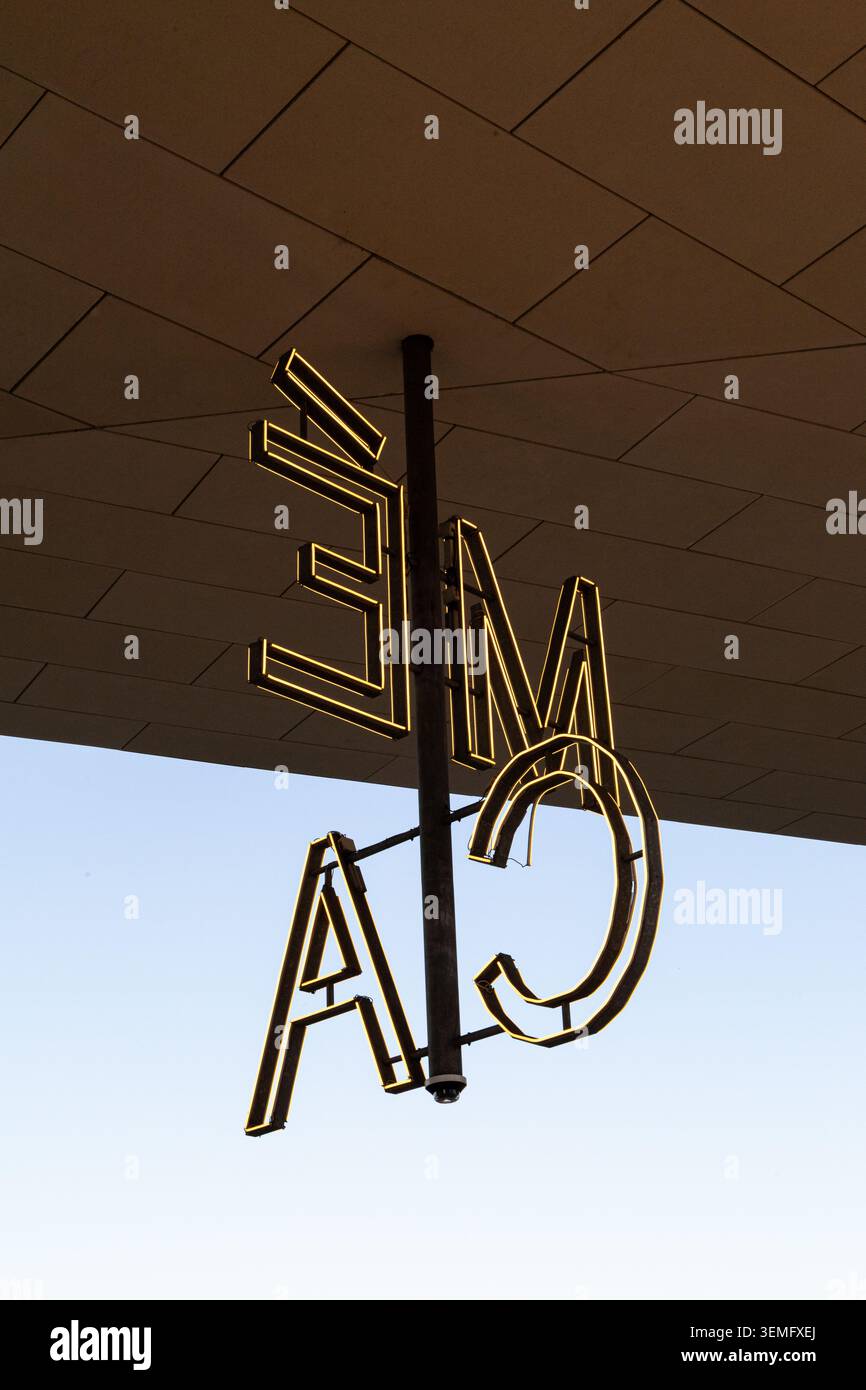 Leuchtendes MECA-Logo an der Fassade des Kulturzentrums in Bordeaux, dramatisch beleuchtet zur goldenen Stunde, halb gegen die Gebäudefläche halb gegen ein VI Stockfoto