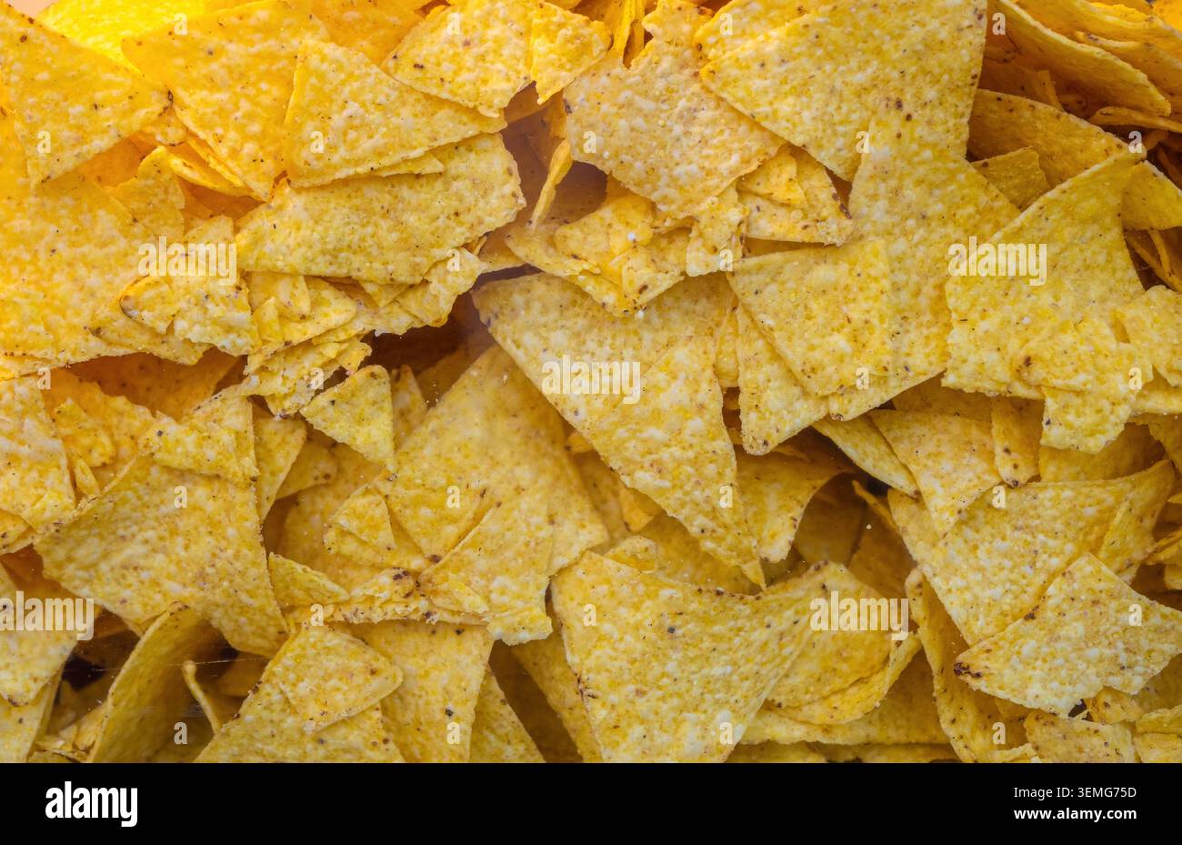 Knusprige gelbe Maistortilla-Chips, ein beliebter Snack, der oft zum Tauchen verwendet wird Stockfoto