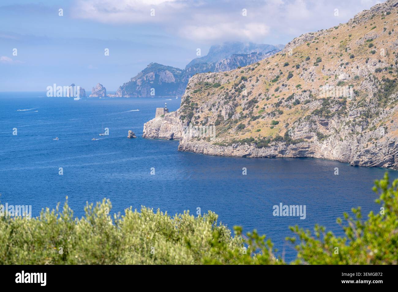 Atemberaubende Aussicht auf die Ieranto-Bucht mit entfernten Faraglioni-Felsformationen in der Nähe der Insel Capri. Stockfoto