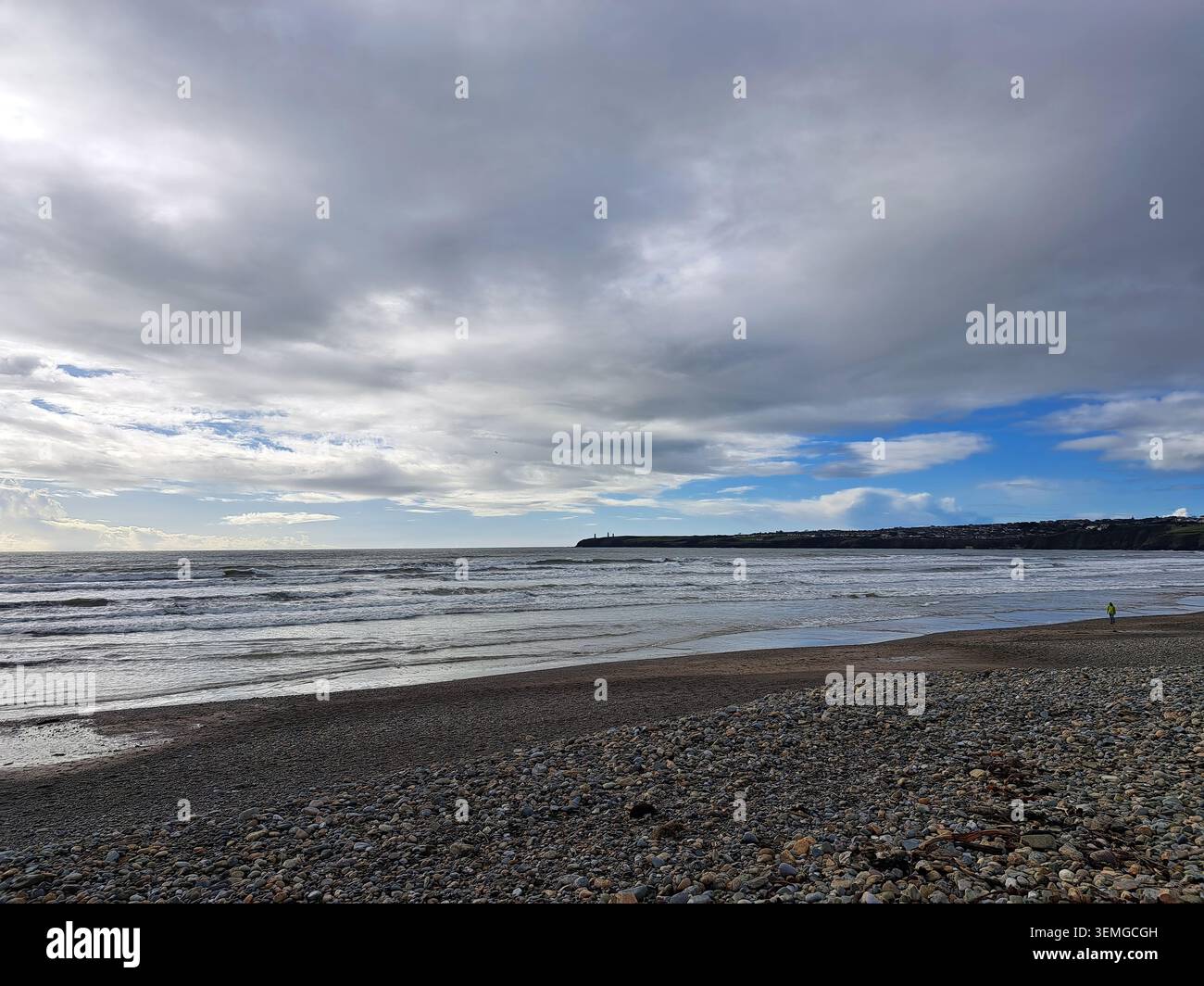 Gelegen in Tramore Bay, in der Nähe von Tramore Town, County Waterford, an der Südostküste Irlands. Ein 5 km langer Sandstrand, flankiert von Brownstown Head to the e - Smartphone-aufgenommenes Stockfoto