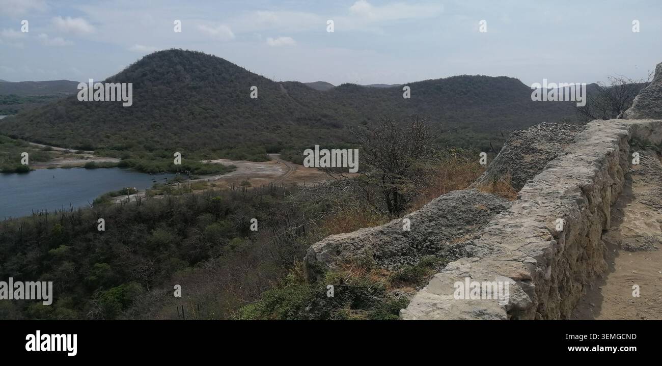 Christoffelberg- und Band'abou-Landschaft in Curacao mit trockenen Wäldern, sanften Hügeln und zerklüfteter Karibik-Landschaft - Smartphone-aufgenommenes Stockfoto