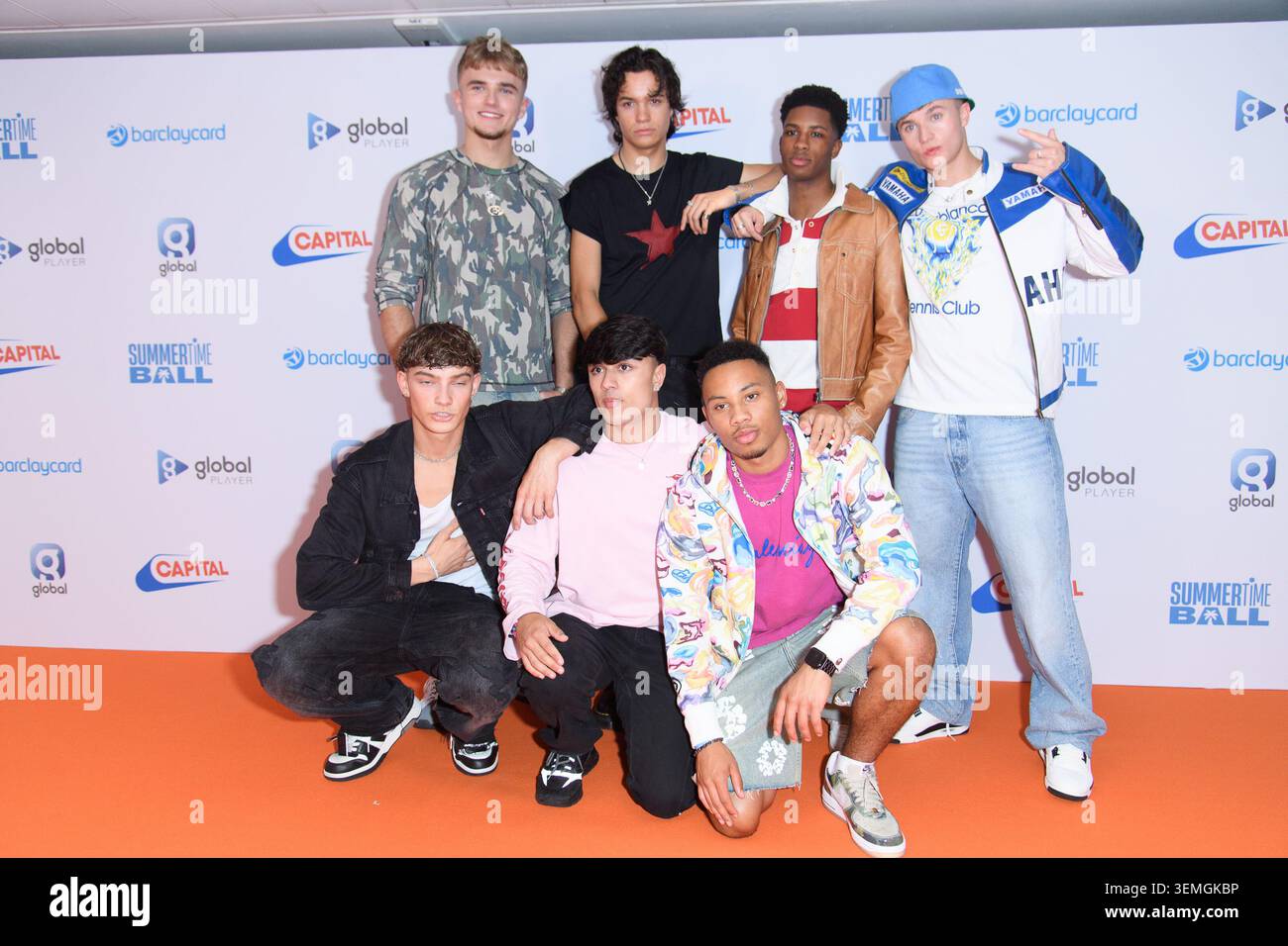 London, Großbritannien. Juni 2026. Im Bild: L-R im Uhrzeigersinn – Hendrick Christofferson, Nicolas Alves, John Fadare, Sean Hayden, Cruz Lee-Ojo, Danny Bretherton, Josh Olliver vom 10. Dezember, besucht den Sommertime Ball 2026 von Capital im Wembley Stadium. Quelle: Justin Ng/Alamy Live News Stockfoto