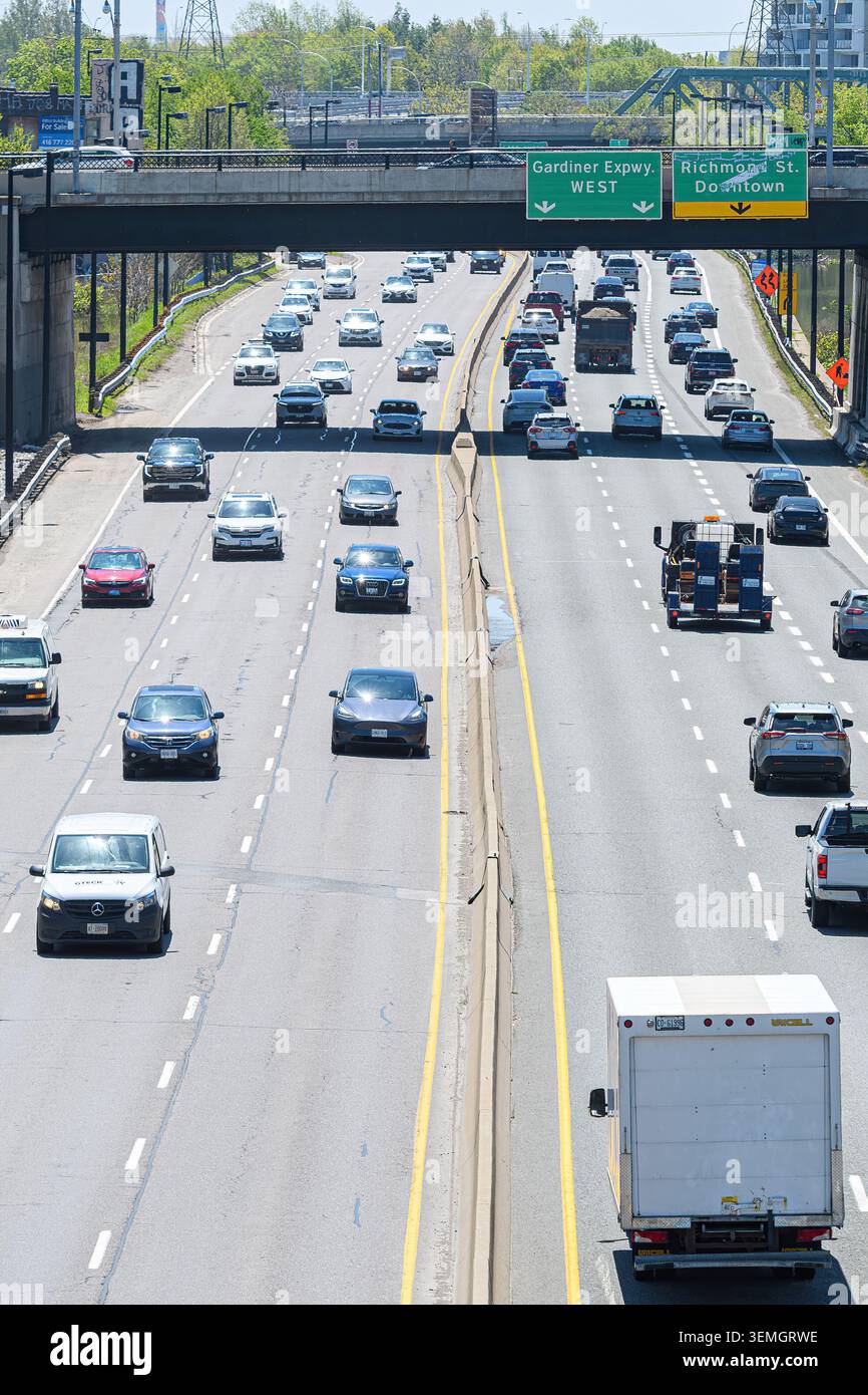 Die Fahrzeuge fahren auf dem Don Valley Parkway, der sich dem Autobahnkreuz Gardiner Expressway nähert, während des Tagesverkehrs. Stockfoto