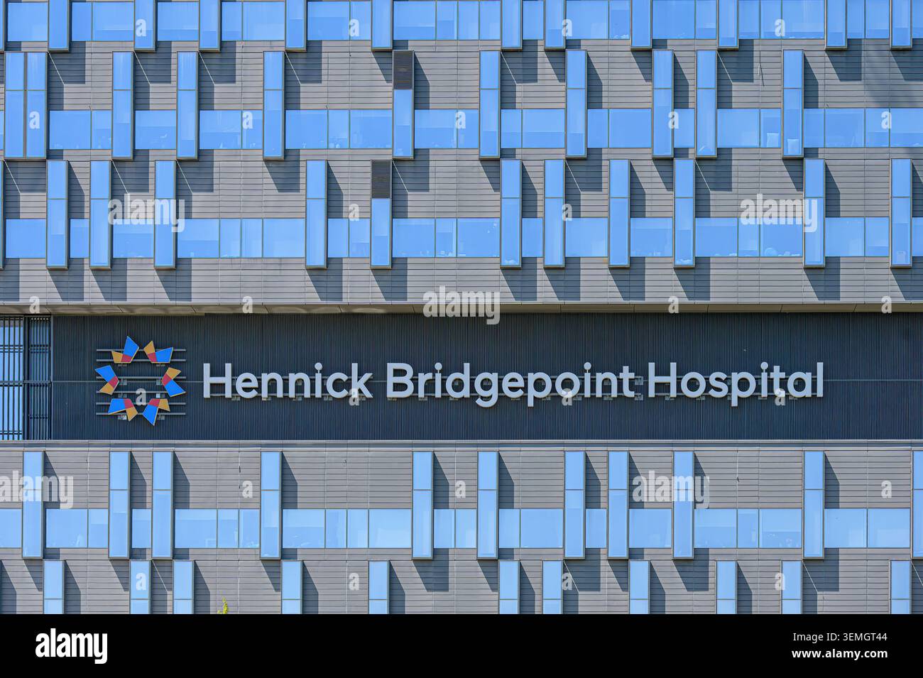 Hennick Bridgepoint Hospital Name auf einem zeitgenössischen Äußeren mit sich wiederholenden Fensterelementen montiert. Stockfoto