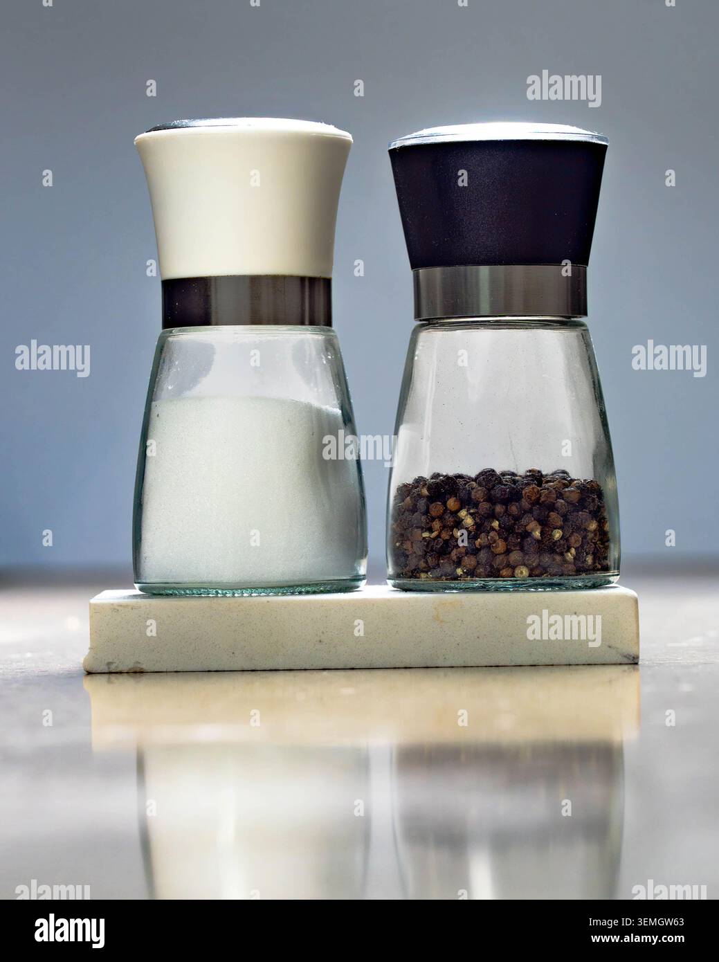Salz- und Pfeffermühle auf der Küchentheke, moderne Gewürzbehälter zum Kochen, für die Zubereitung von Lebensmitteln, für die Hausküche und für das kulinarische Lifestyle-Konzept US Stockfoto