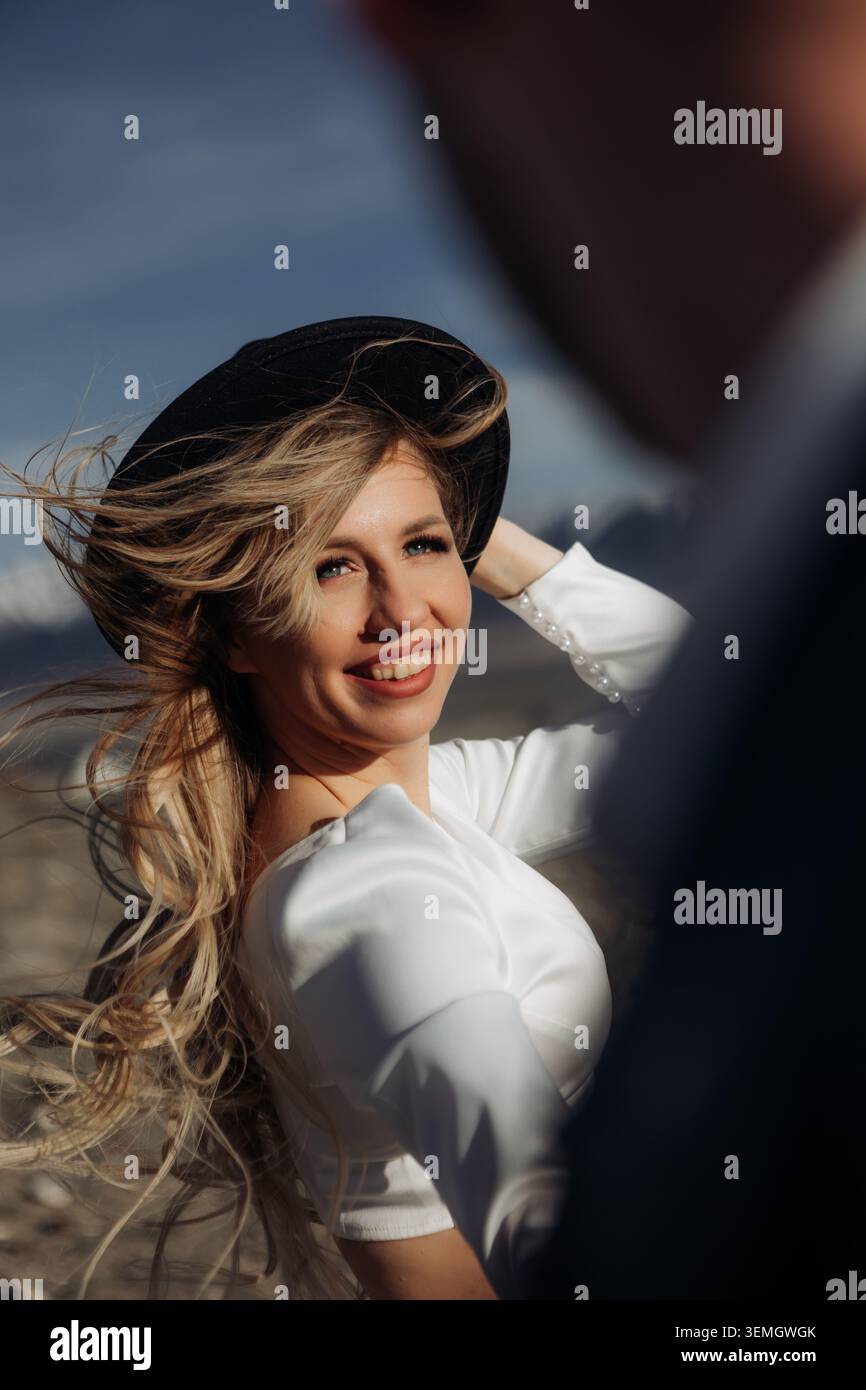 Schöne lächelnde Frau mit fließenden Haaren im Freien Lifestyle Porträt Stockfoto