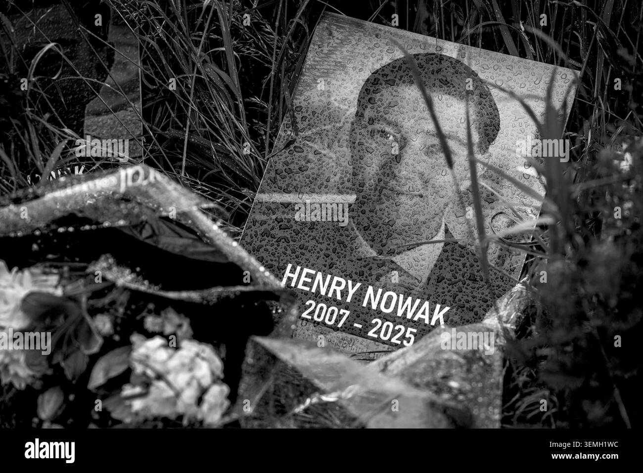 Southampton, Großbritannien. Juni 2026. Blumen wurden vor der Portswood Police Station in Erinnerung an Henry Nowak, den 18-jährigen Studenten der University of Southampton, in der Nähe des Ortes, wo er im Dezember 2025 ermordet wurde, gelegt. Der Tod des Teenagers hat in Großbritannien eine Debatte über Polizeiverhalten und -DEI, zweistufige Polizeiarbeit und rassistische Vorurteile ausgelöst. Stockfoto