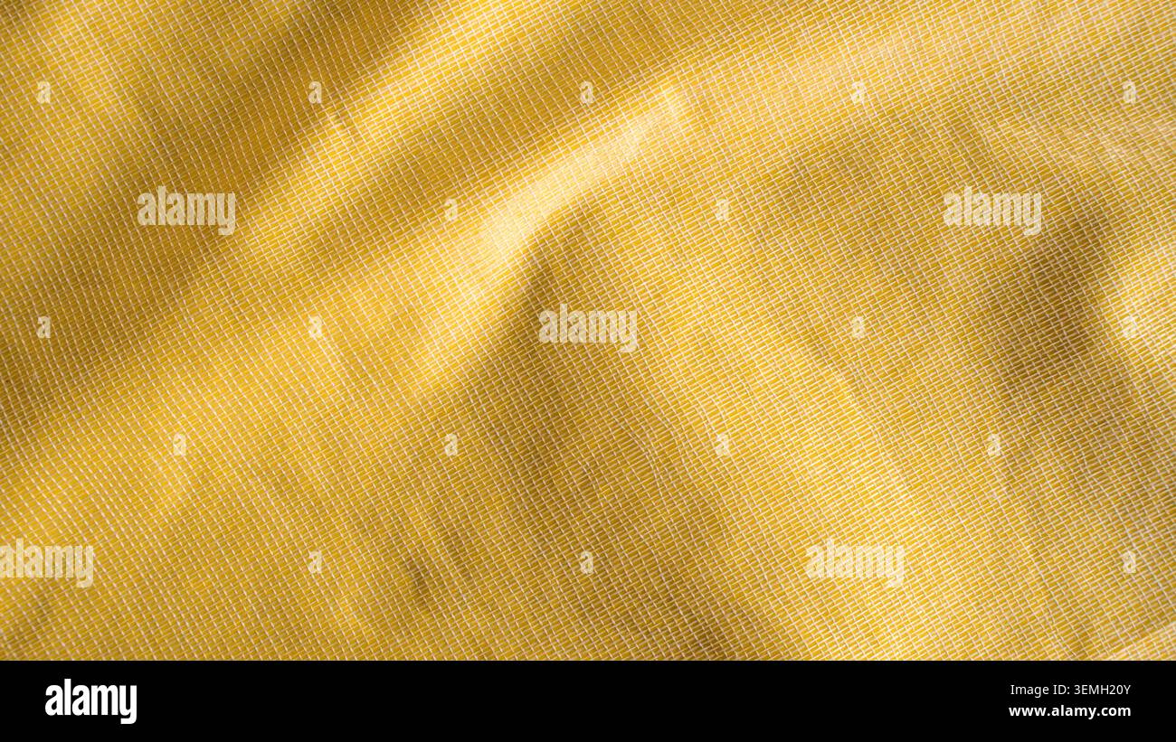 Rückansicht aus gelbem wasserdichtem Regenmantel mit schützendem, zerknittertem Nylonmaterial Stockfoto