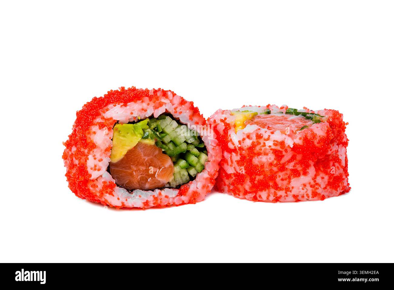 Isolierte zwei Stücke von kalifornischen Uamaki-Sushi-Rollen mit rotem fliegendem Fischrogen auf weißem Hintergrund JPEG Stockfoto