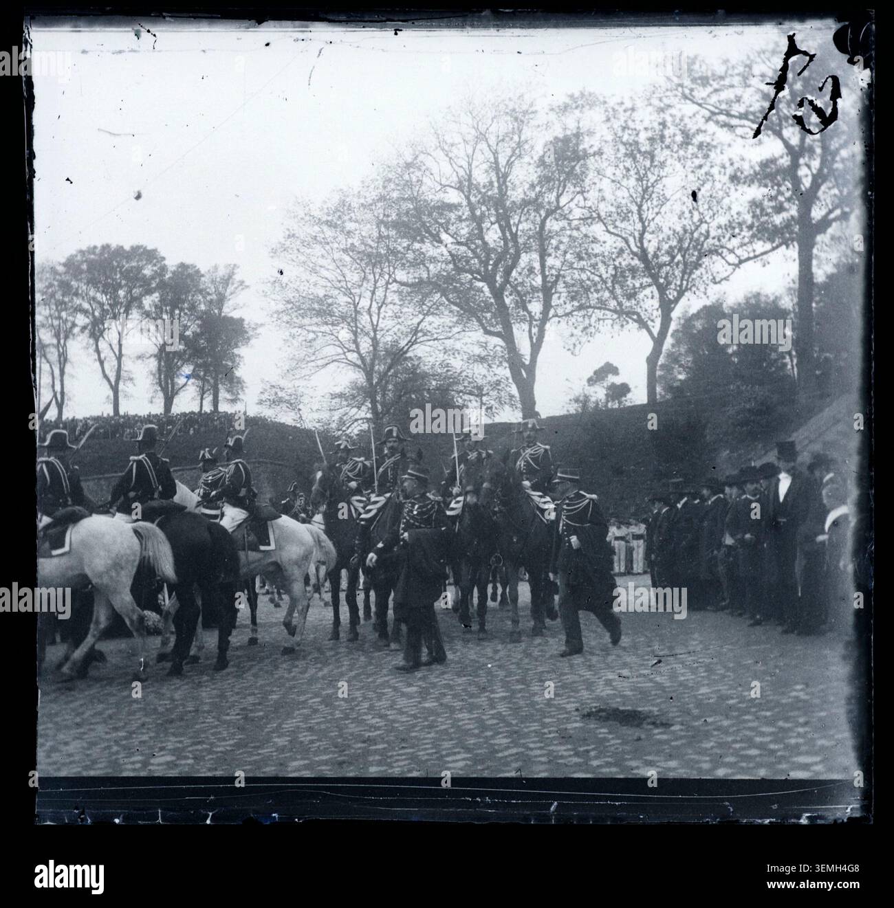 Gendarmen nehmen an der Einweihung des Totendenkmals in Brest am 1. November 1900 teil, das auf einem Glasplattenfoto dokumentiert wird, das die zeremonielle militärische Präsenz während einer öffentlichen Gedenkfeier in Finistère, Frankreich, dokumentiert. Stockfoto