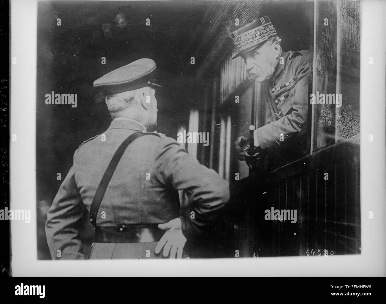 Pressefoto dokumentiert Marschall Ferdinand Foch im Gespräch mit Marschall Sir William Robertson am Bahnhof Köln am 17. Mai 1919. Das Treffen fand während der militärischen Besetzung des Rheinlandes statt und dokumentiert Gespräche zwischen hochrangigen alliierten Kommandeuren. Stockfoto
