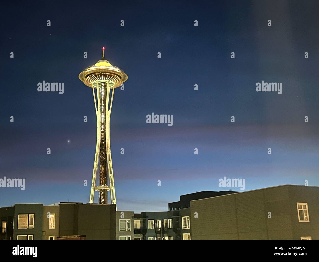 Die Seattle Space Needle leuchtet am Nachthimmel. Stockfoto