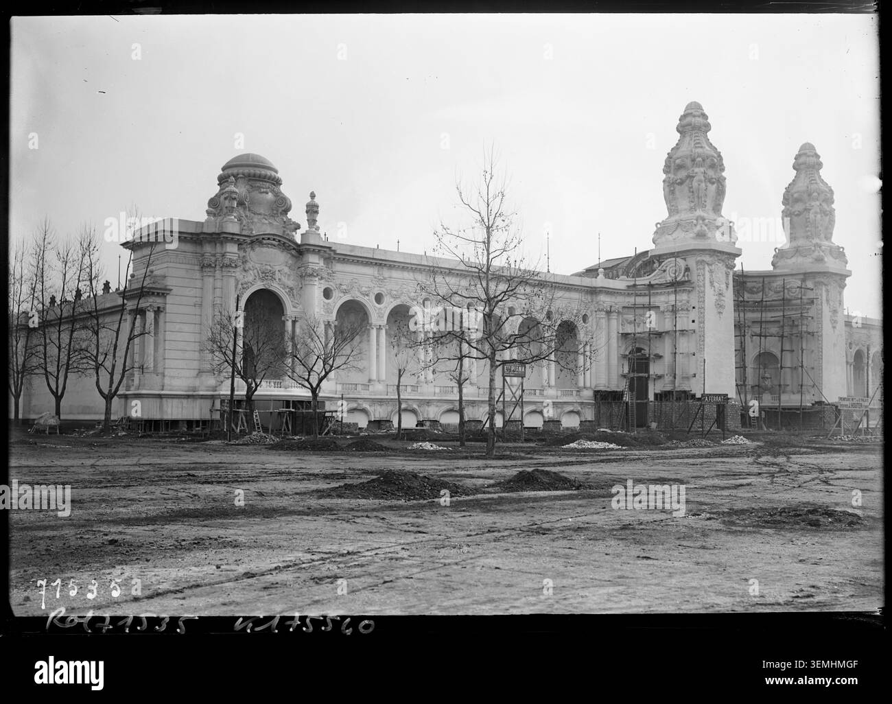 Bauarbeiten für den Ausstellungsstand der Kolonialzeit 1922 im Grand Palais in Marseille am 24. Januar 1922. Das Pressefoto von Agence Rol dokumentiert temporäre Bauwerke, die für die Ausstellung gebaut wurden, und die dazugehörige architektonische Ausstellung. Stockfoto