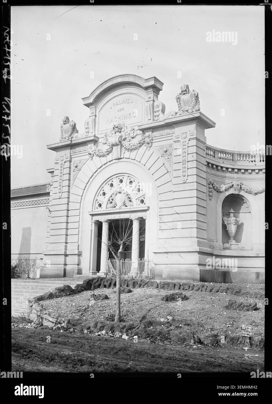 Der Bau im Palais des Machines unterstützt die Kolonialausstellung 1922 in Marseille am 24. Januar. Auf dem Pressefoto von Agence Rol sind temporäre Bauten für die Ausstellung und architektonische Anordnungen für die Messe dokumentiert. Stockfoto