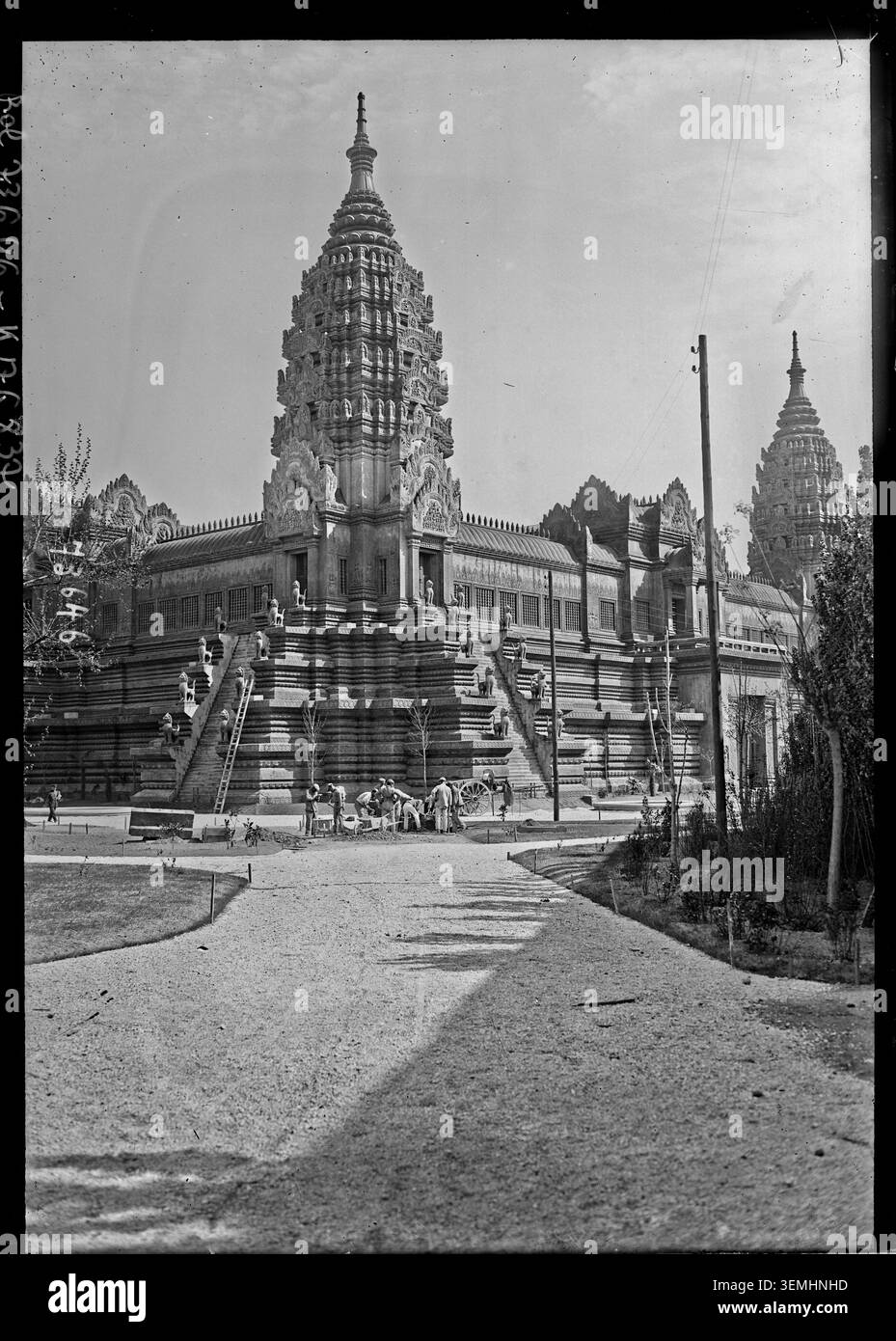 Pressefoto nimmt das Dorf Indochina und die Tempelstrukturen von Angkor auf der Kolonialausstellung in Marseille im Jahr 1922 auf. Temporäre Ausstellungsgebäude waren Teil der Präsentation der Kolonialgebiete innerhalb des Ausstellungsgeländes. Stockfoto