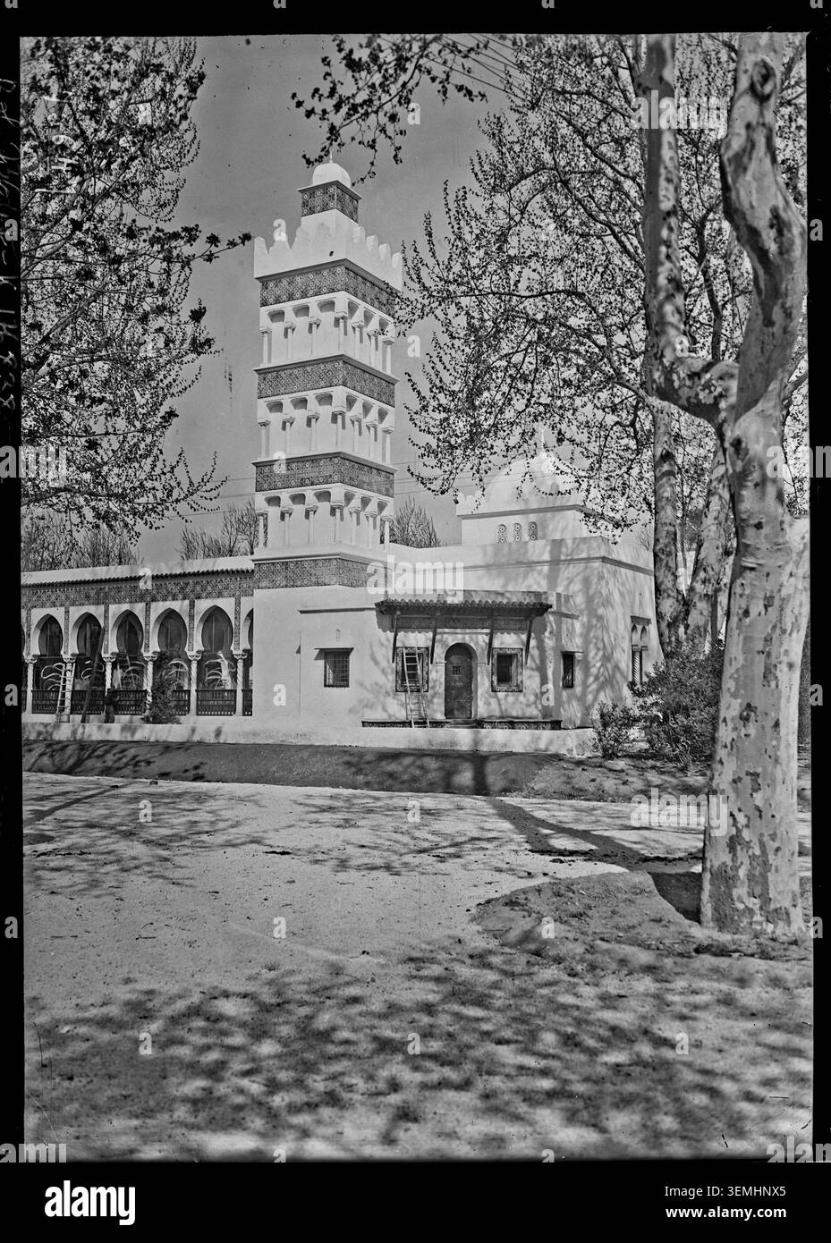 Im Palais de l’Algérie werden für die Kolonialausstellung 1922 in Marseille temporäre Bauten ausgestellt. Das Pressefoto von Agence Rol dokumentiert architektonische Arrangements und Ausstellungsstrukturen für die Veranstaltung. Stockfoto
