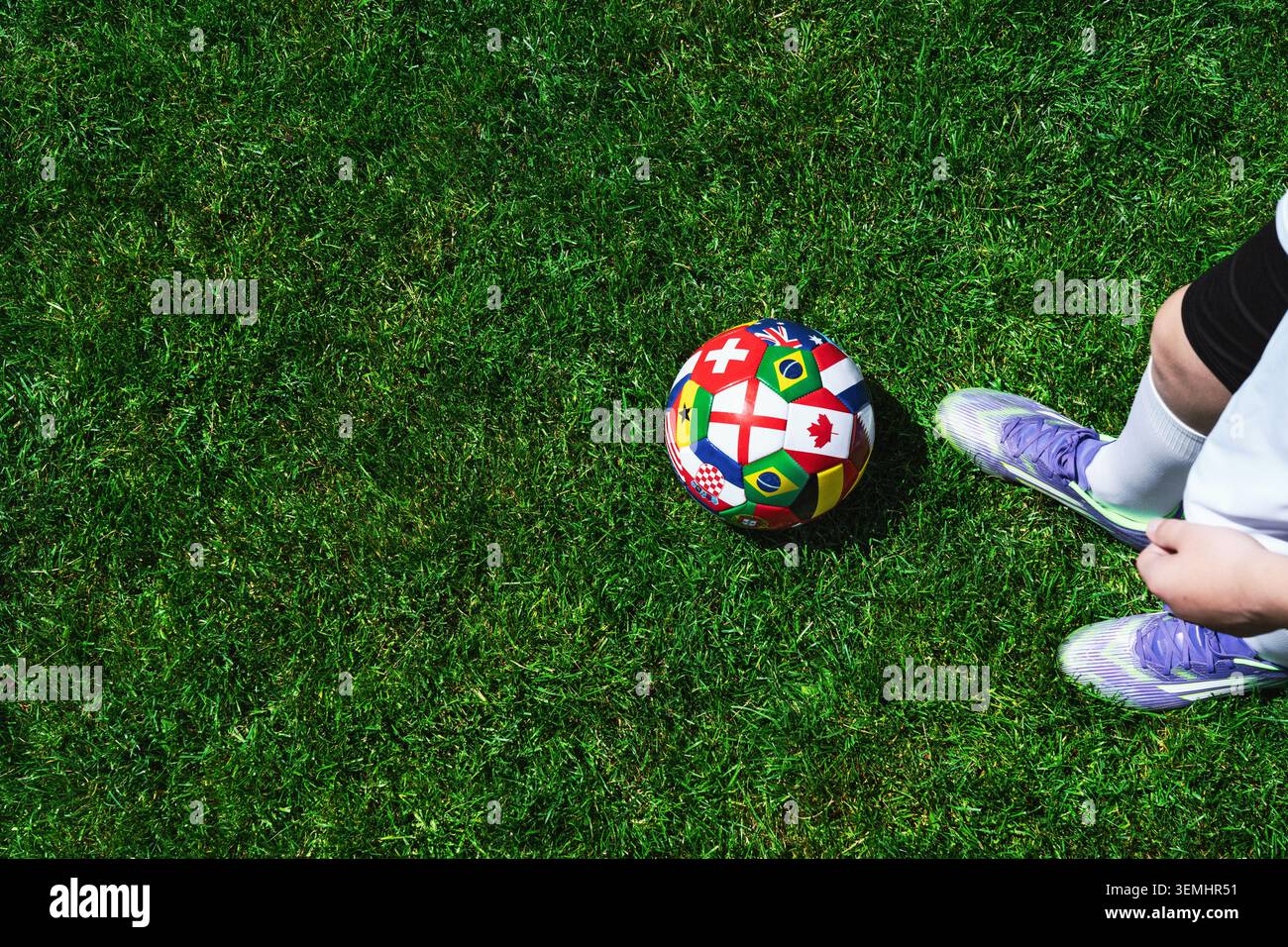 Füße des Fußballspielers treten für den Kick-off im Stadion auf den Fußball Stockfoto