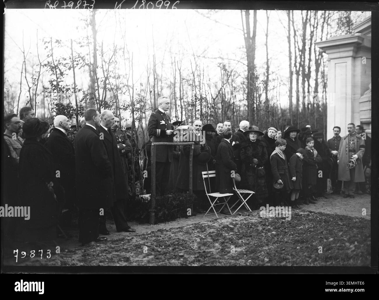 Eine Fotografie, die mit Noisy-le-Grand in Verbindung gebracht wird, bezieht sich in der Quelle auf Henry de La Vaulx, das Denkmal für Jacques Aumont-Thiéville und eine Einweihungsveranstaltung in der Gemeinde; es wird kein Datum oder eine weitere Beschreibung angegeben. Stockfoto