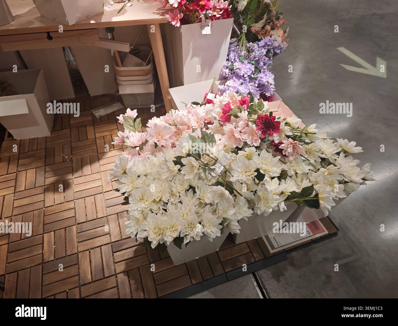 Serbien Belgrad Ikea 03.06.2026 Bunte Blumensträuße Store Display Soft Stockfoto