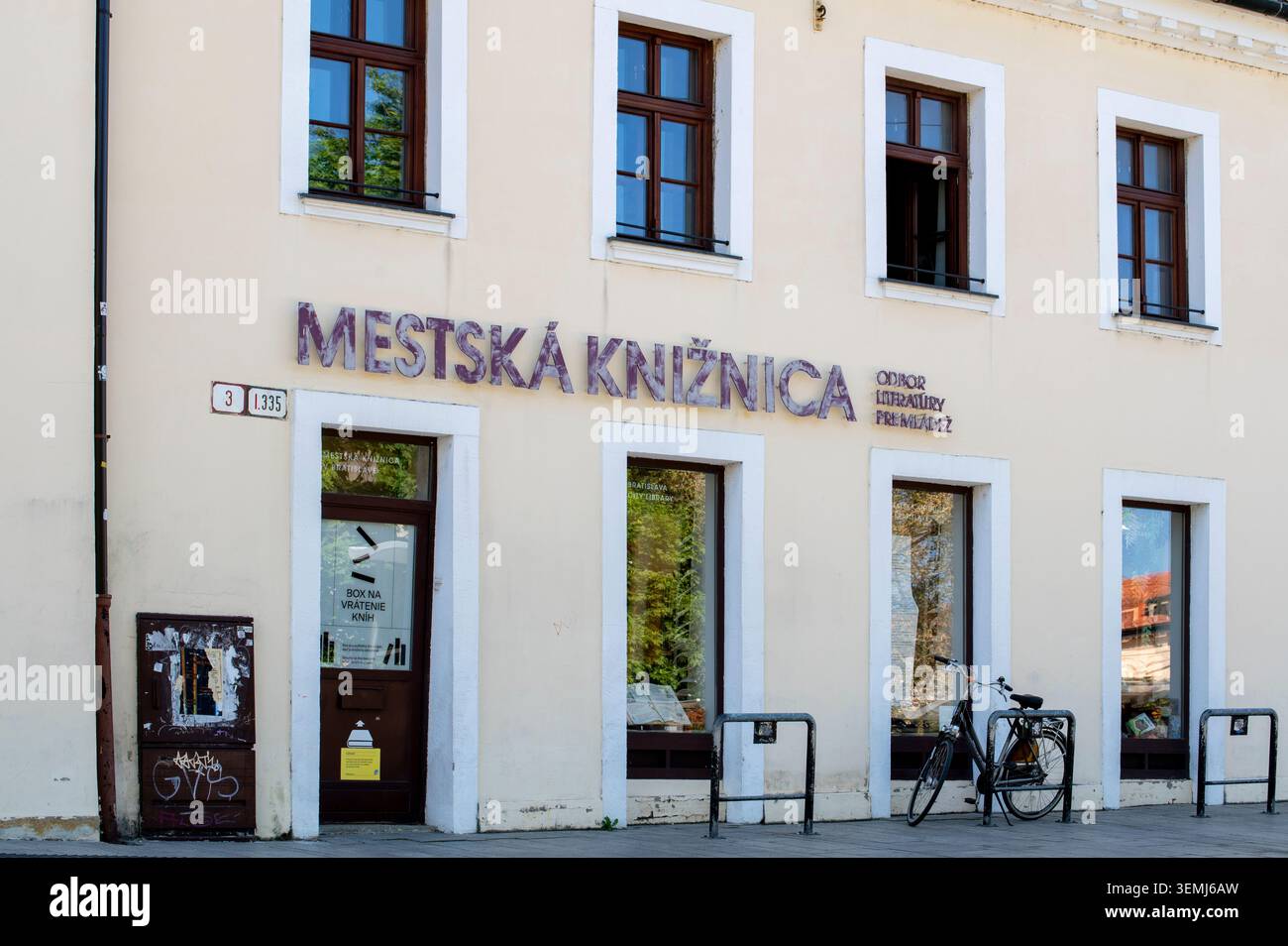 Bratislava, Slowakei - 27. April 2026 - Stadtbibliothek Bratislava (Mestska kniznica / Bratislave). Stockfoto