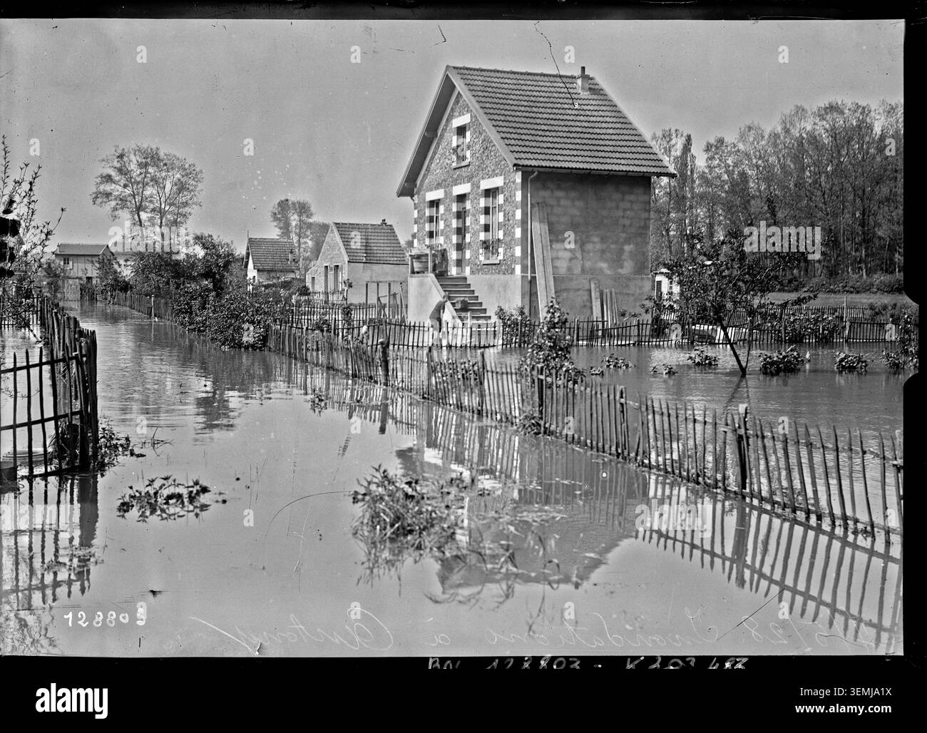 Am 7. Mai 1928 überfließt der Fluss Bièvre bei Antony, Frankreich. Das Pressefoto zeichnet Überschwemmungen und Schäden durch steigende Wasserstände auf und dokumentiert die Auswirkungen des Hochwassers auf den Ort während des Ereignisses. Stockfoto