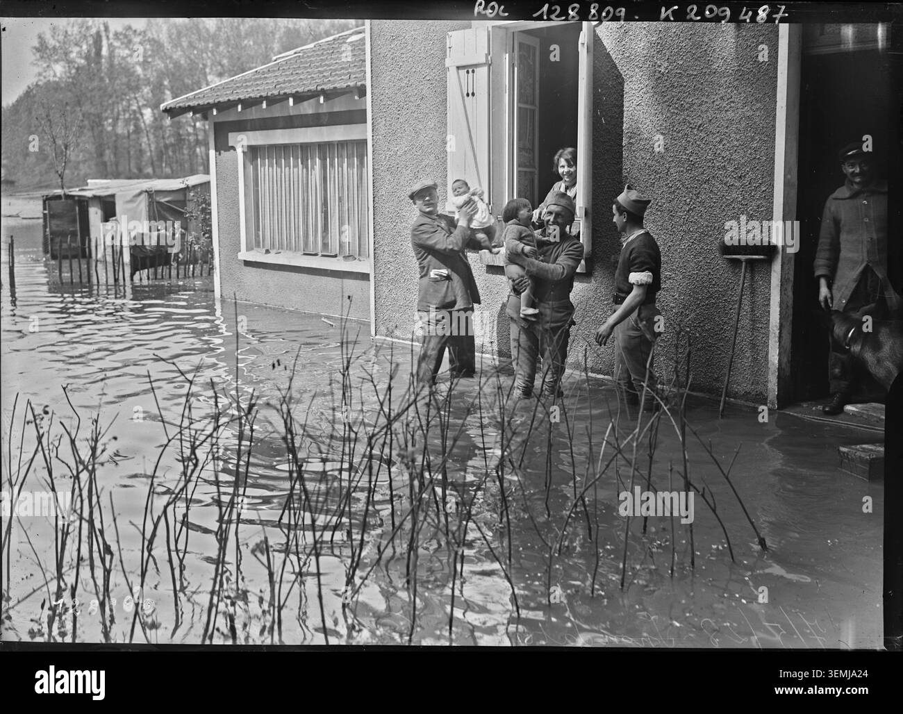 Am 7. Mai 1928 überfließt der Fluss Bièvre bei Antony, Frankreich. Das Pressefoto dokumentiert Überschwemmungen und Schäden durch steigende Wasserstände und dokumentiert die Auswirkungen der Überschwemmungen in der Stadt und Umgebung. Stockfoto
