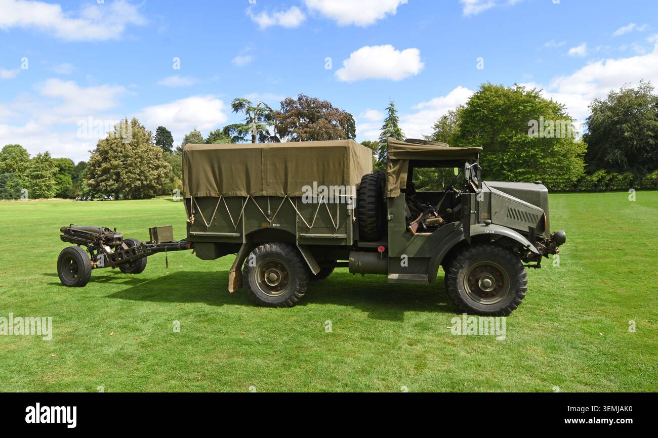 Der klassische 1944er Morris-kommerzielle Truck schleppt ein Feldgewehr aus dem Zweiten Weltkrieg Stockfoto
