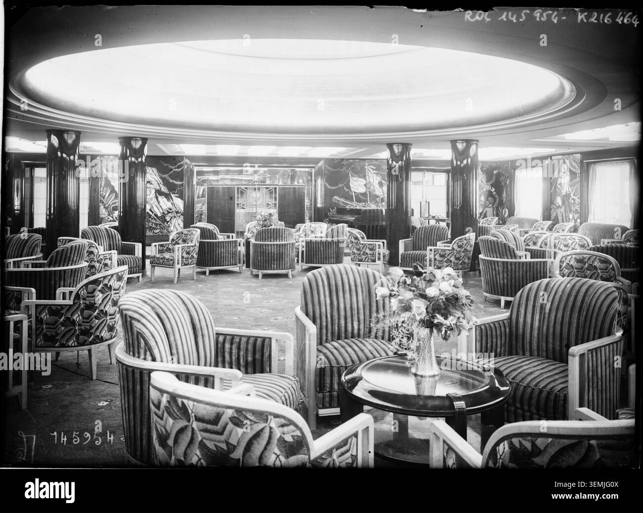 Der große Salon des Lafayette-Liners beherbergt eine leuchtende Decke und einen Altar am anderen Ende von Le Havre im Jahr 1930. Der Raum kombiniert luxuriöse Innenräume mit maritimen zeremoniellen Elementen. Stockfoto