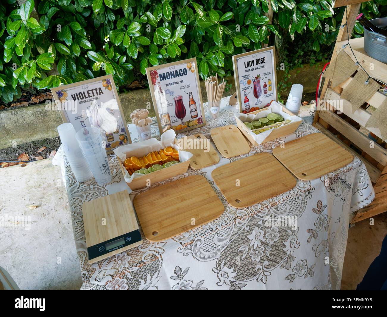 Essensstand mit ausgestellten Produkten, Holztafeln und Menüschildern während einer Veranstaltung im Freien in Frankreich. Stockfoto