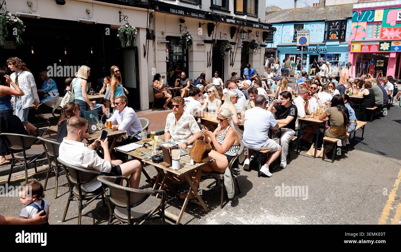 Trinker vor dem Dorset Arms Pub in der Gardner Street, North Laines, Brighton, Großbritannien Stockfoto