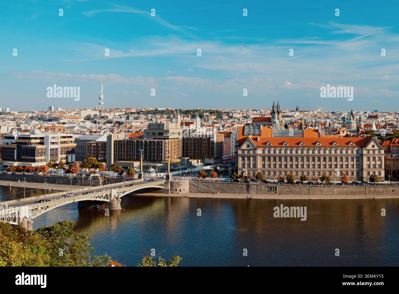 Panoramablick auf die Stadt mit Brücke am Fluss und historischen Gebäuden Stockfoto