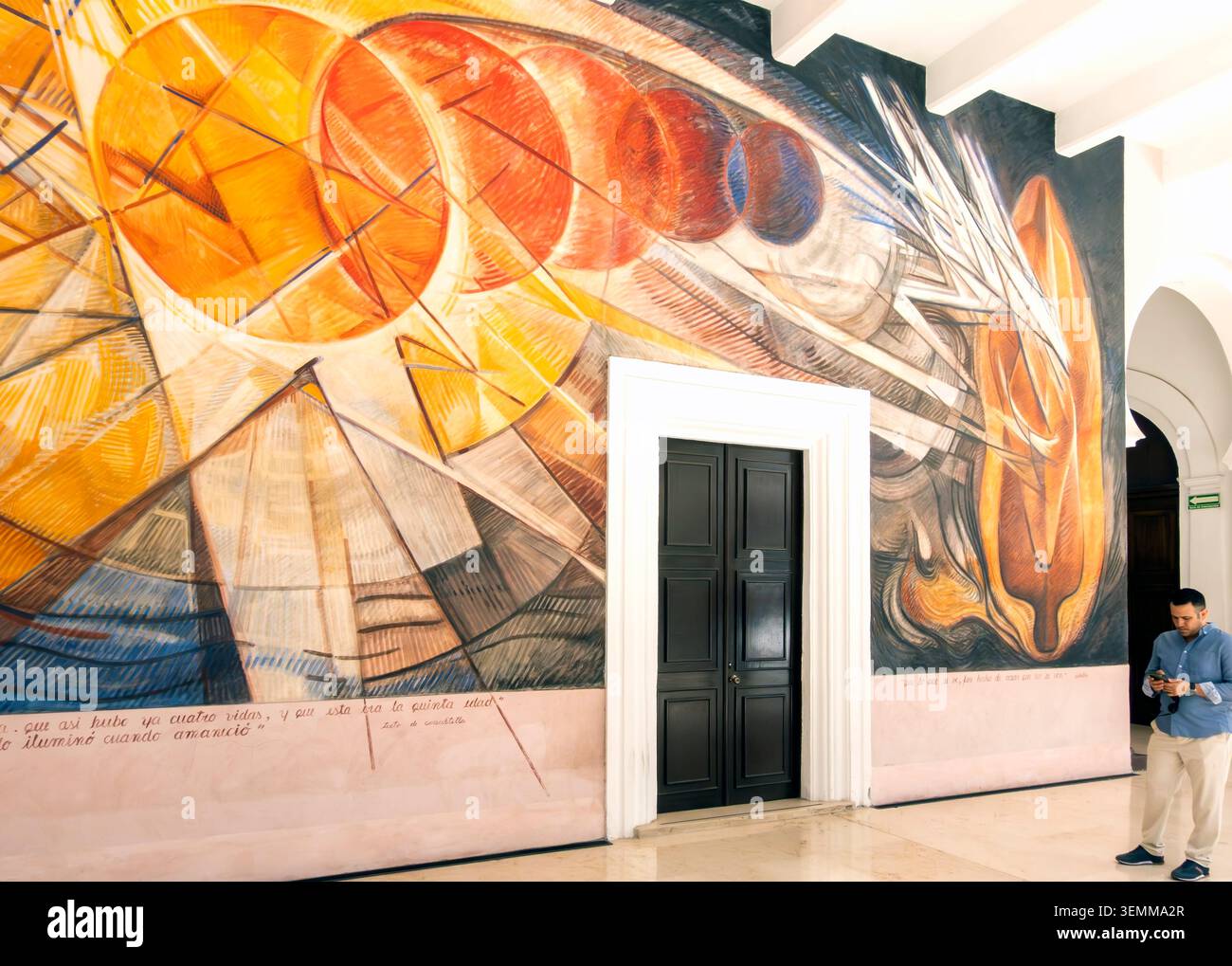 Mann überprüft Handy vor der Wandmalerei im Palacio de Gobierno de Sonora, Hermosillo, Sonora, Mexiko Stockfoto