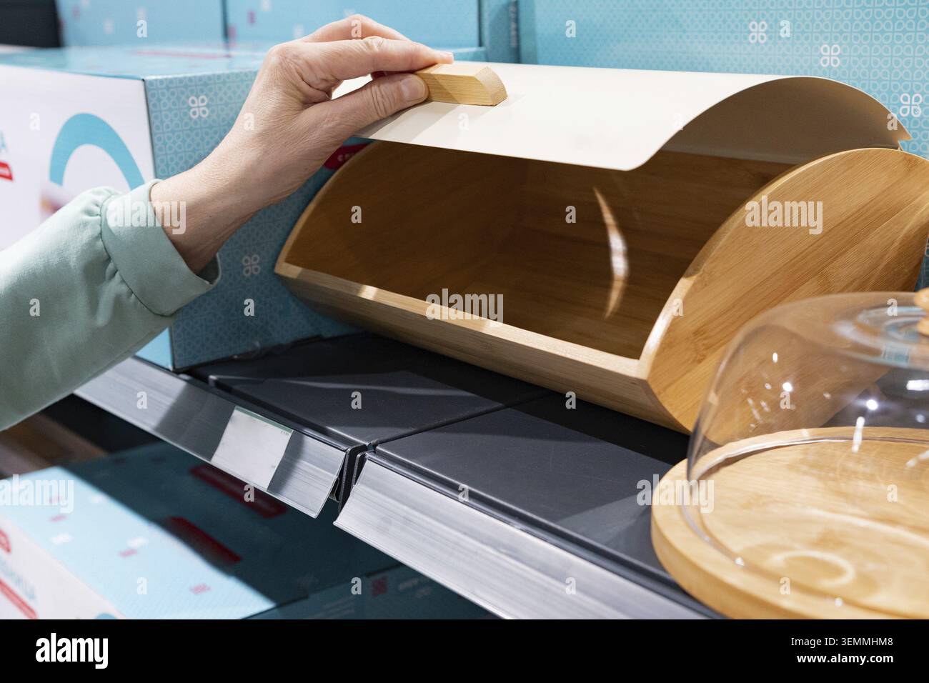 Neue Brotkiste aus Holz auf dem Tisch in der Küche. Nahaufnahme. Vorderansicht Stockfoto