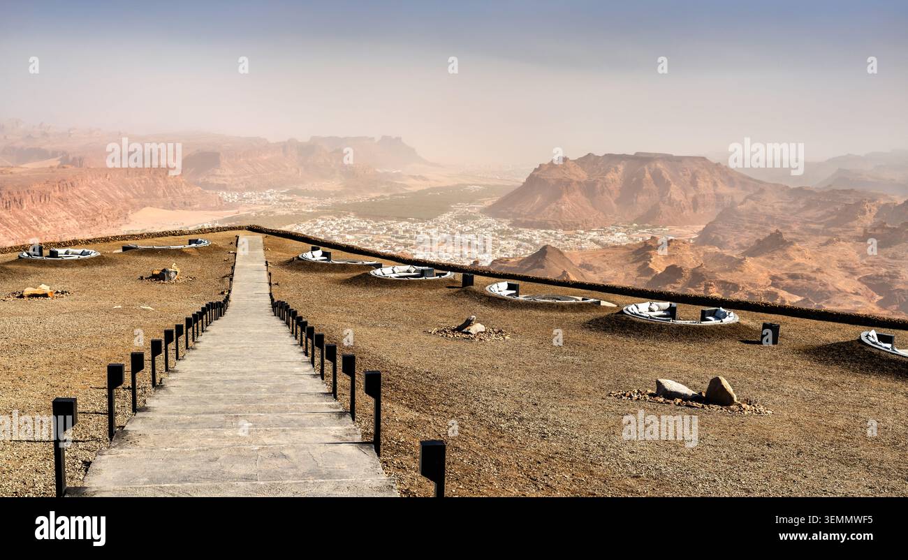 Ein breiter Landschaftsblick auf das Al-Ula-Tal und die umliegenden Berge von der Aussichtsplattform Harrat Viewpoint in Saudi-Arabien Stockfoto