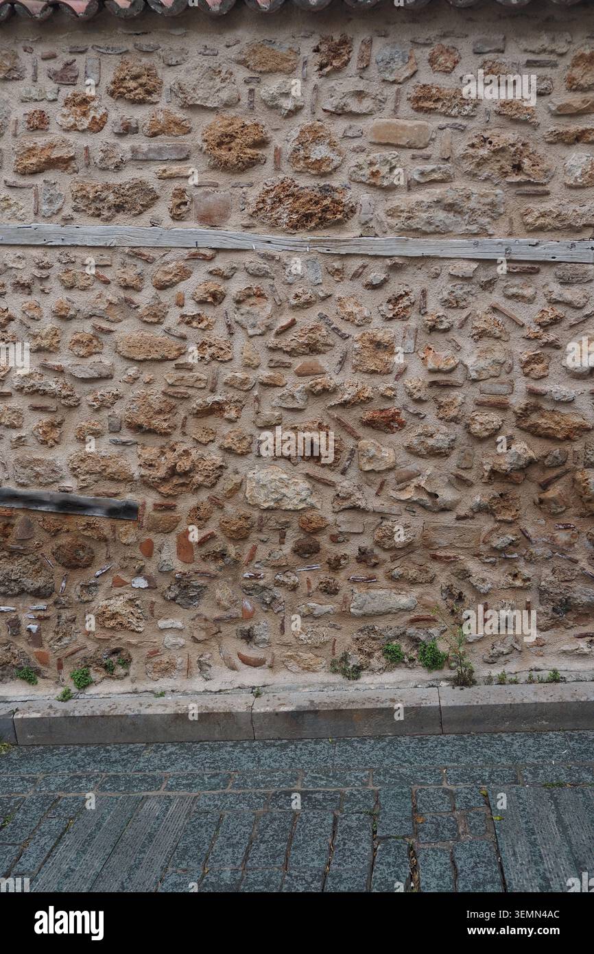Steinmauer mit Textur und Details in einem rustikalen Bereich Stockfoto