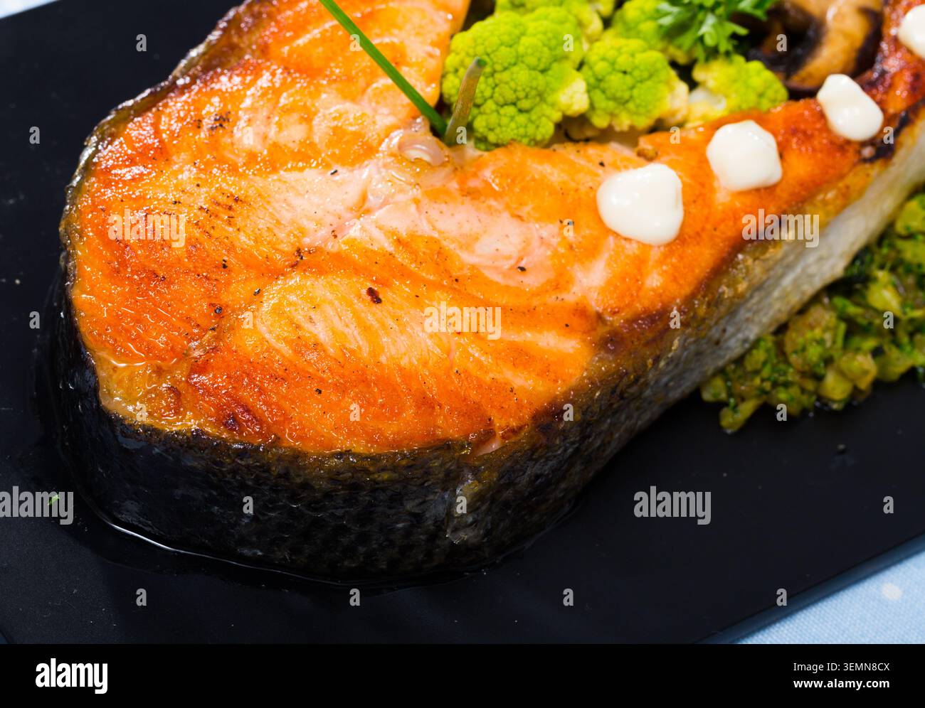 Gebackenes Lachssteak mit Brokkoli Stockfoto